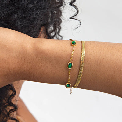 Isla - Grünes rechteckiges Kristall-Kettenarmband aus Edelstahl