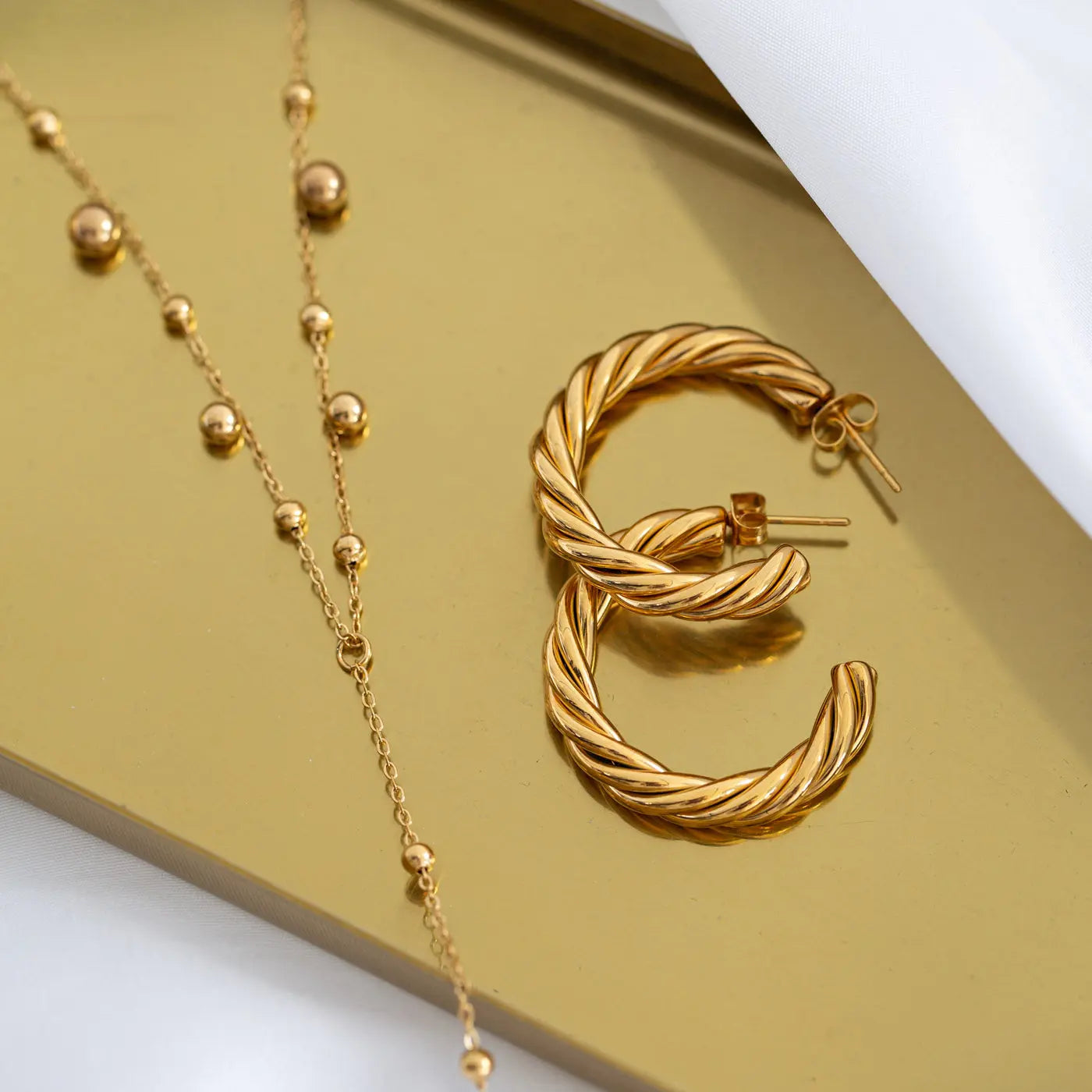 Klara - Lasso-Halskette mit Goldpunkten aus Edelstahl