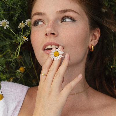 Doris – Gänseblümchen-Emaille-Ring aus Edelstahl