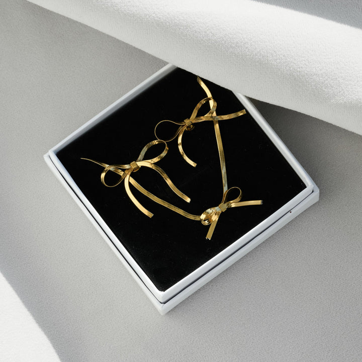 Geschenkset mit Halskette und Ohrringen mit Schlangenkette und Schleife