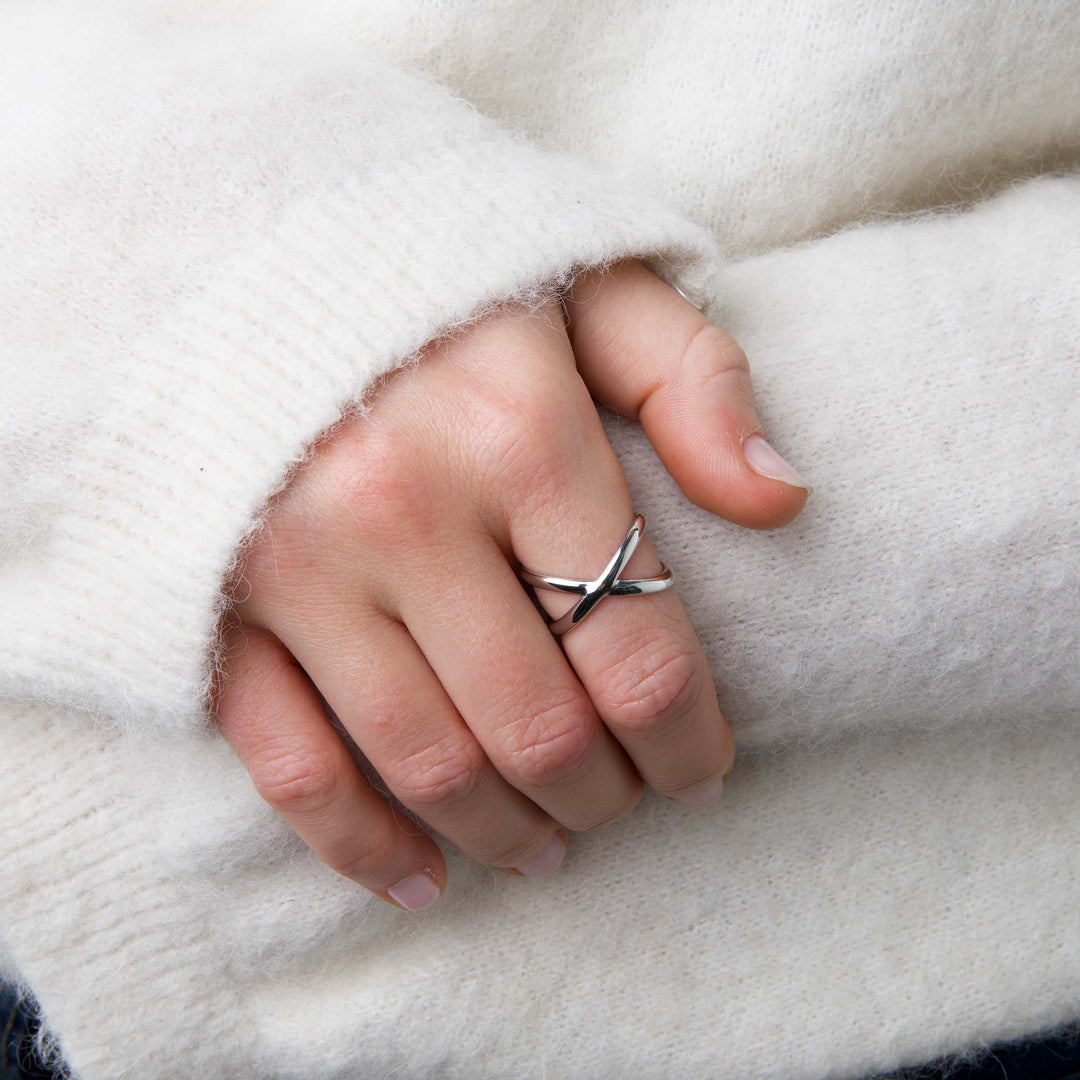 Mona – Abstrakter Ring aus Edelstahl