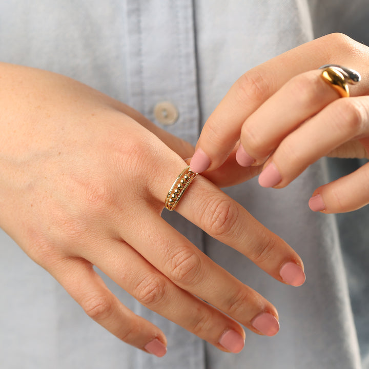 Maggie - Struktur-Ring aus Edelstahl