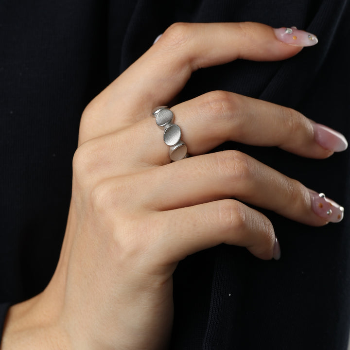 Gulli – organischer Ring aus Edelstahl, Silber | Timi of Sweden