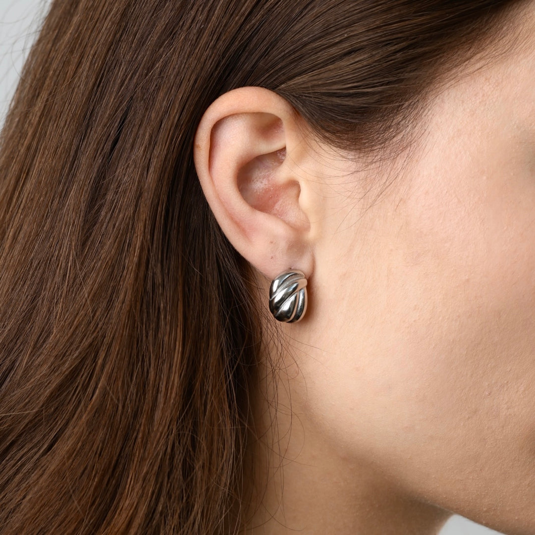 Siv – gedrehte Ohrstecker aus Edelstahl, Silber | Timi of Sweden