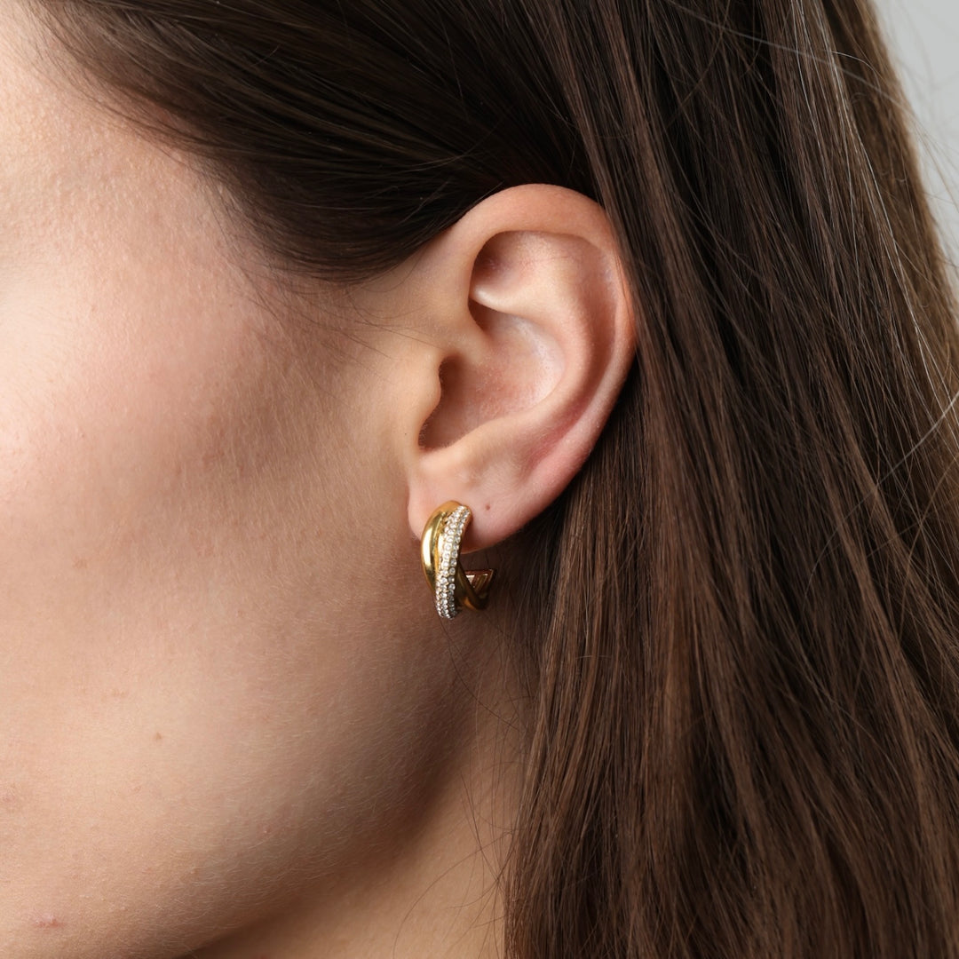 Boa – gedrehte Ohrringe mit Kristall aus Edelstahl, Gold | Timi of Sweden