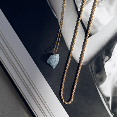 Elegantes Collier- und Ohrring-Set