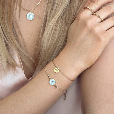 Buchstabe im Schlangenkettenarmband