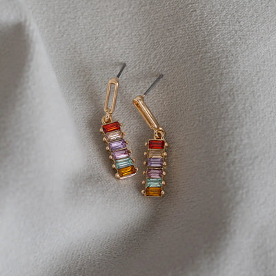 Ohrringe mit baumelnden farbigen Steinen