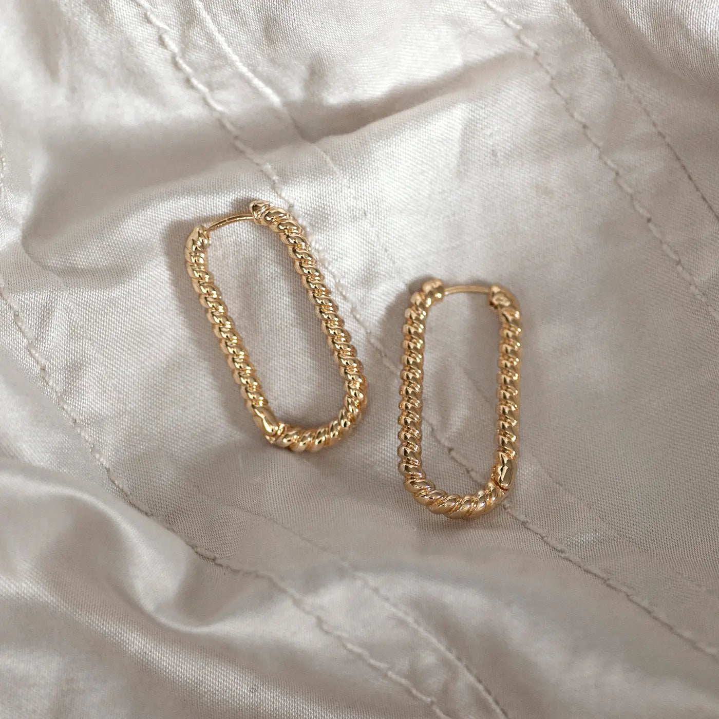 Ovaler, gedrehter Ohrring - Gold