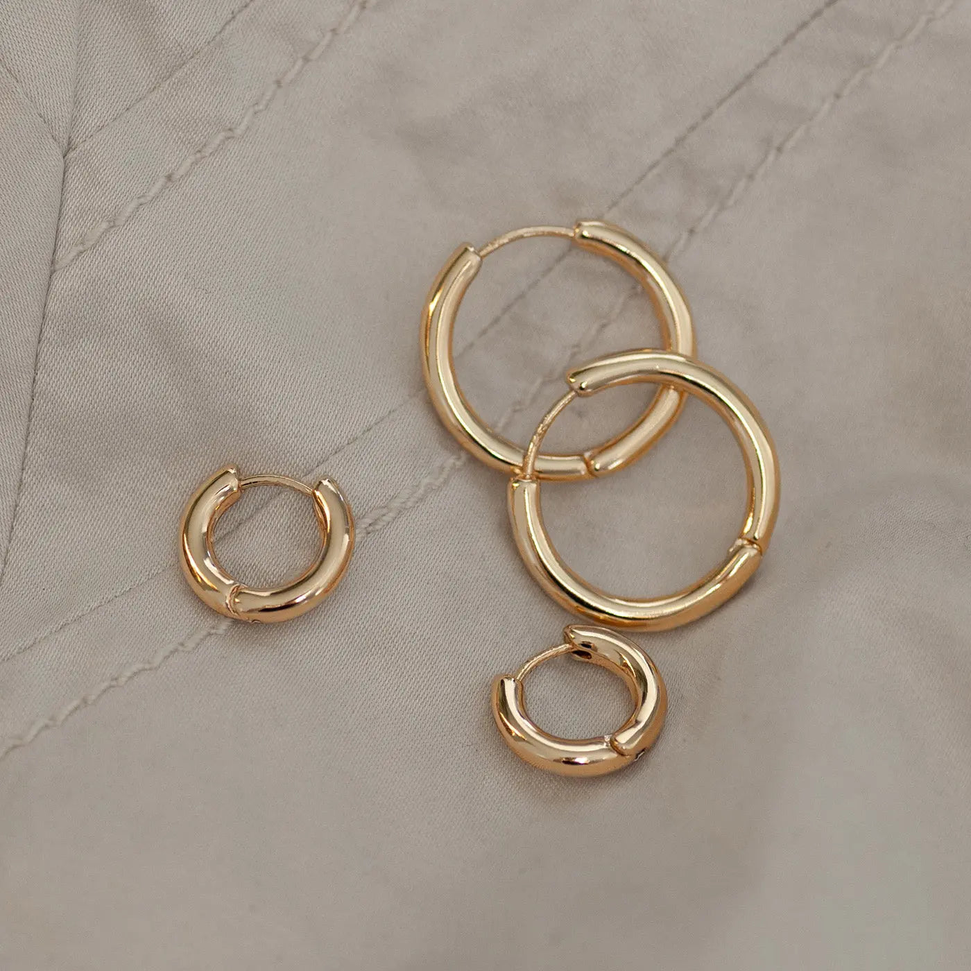 Einfacher mittlerer Creolen-Ohrring – Gold