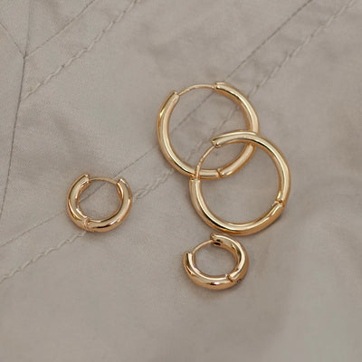Einfacher mittlerer Creolen-Ohrring – Gold