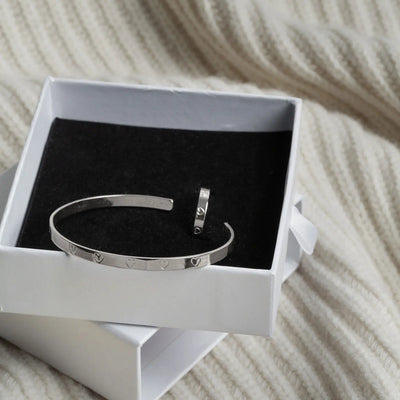 Halskette und Ring mit gravierten Herzen