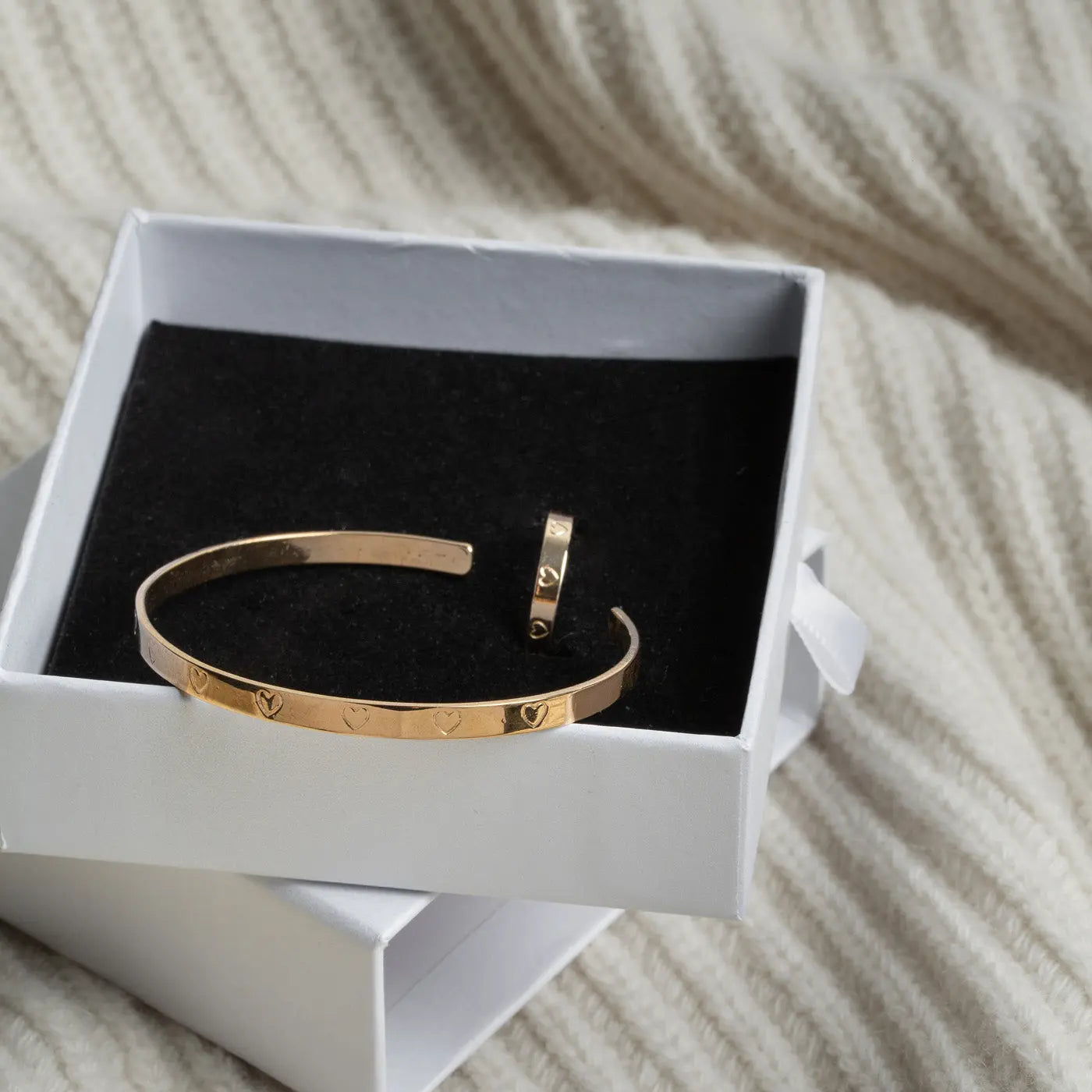 Halskette und Ring mit gravierten Herzen