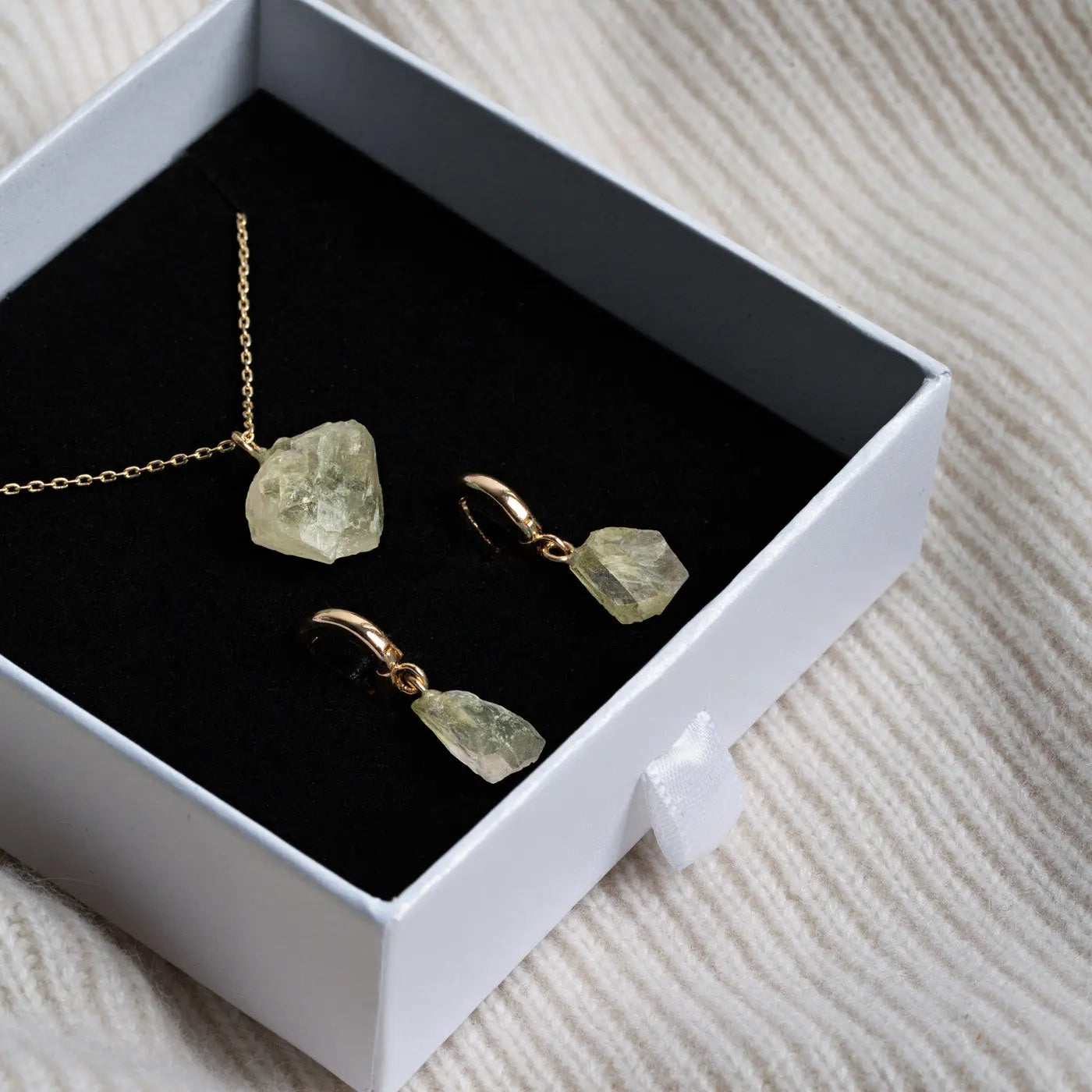 Halbedelstein-Set mit Halskette und Ohrringen - Gold