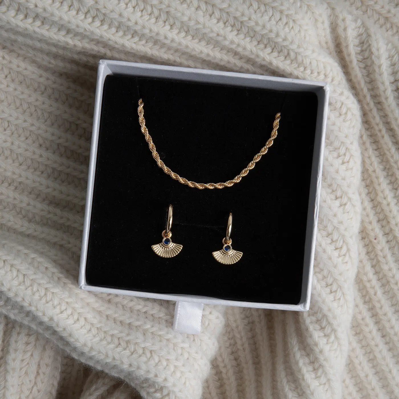 Elegantes Collier- und Ohrring-Set
