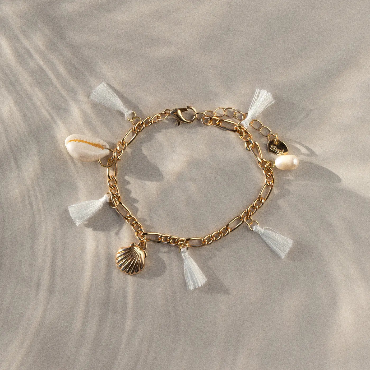 Nora - Chunky Armband mit Kaurimuscheln und Quasten