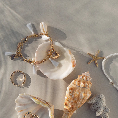 Nora - Chunky Armband mit Kaurimuscheln und Quasten