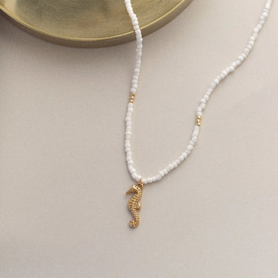 Ellie - Seepferdchen-Halskette mit weißen Perlen