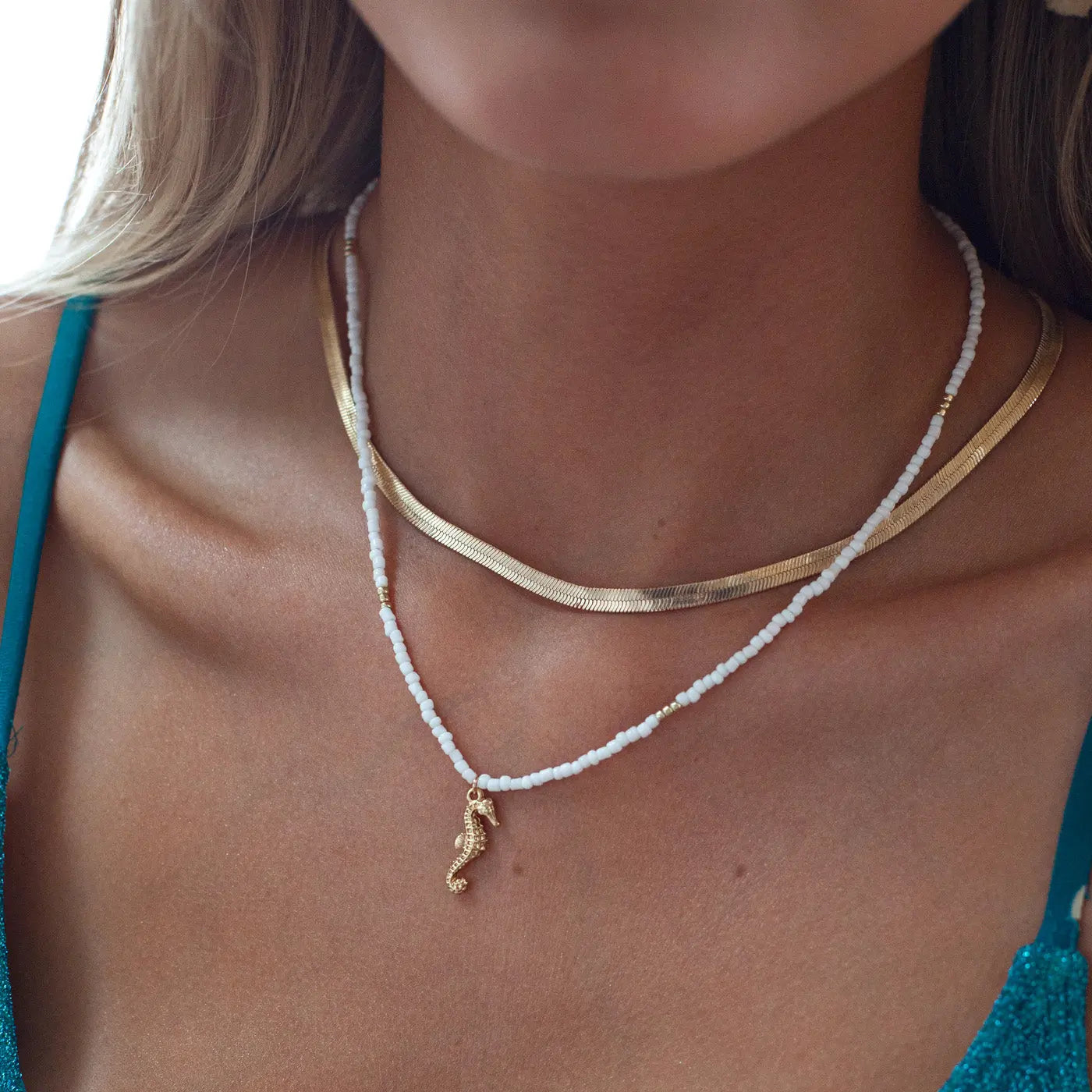 Ellie - Seepferdchen-Halskette mit weißen Perlen